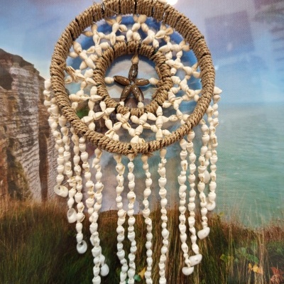 Decoração redonda de corda com conchas penduradas