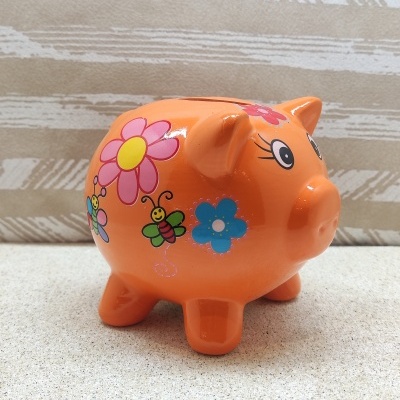 Cofrinho de cerâmica laranja decorado com flores e abelhas coloridas.