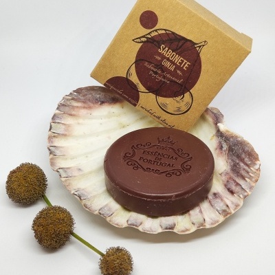 Sabonete castanho redondo em concha com embalagem de cartão e flores secas