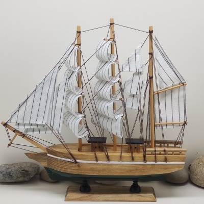Modelo de barco decorativo em madeira com velas brancas e cordas pretas