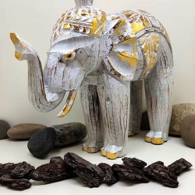 Estatueta decorativa de elefante em madeira com pedras naturais