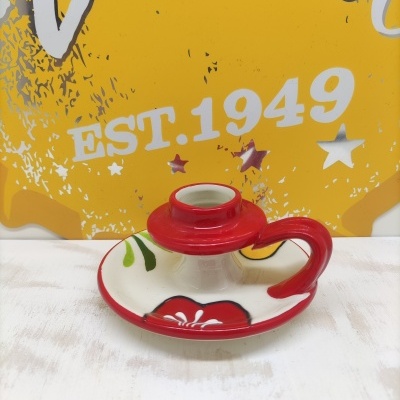 Candelabro de cerâmica decorativa com padrão floral colorido na base e pega