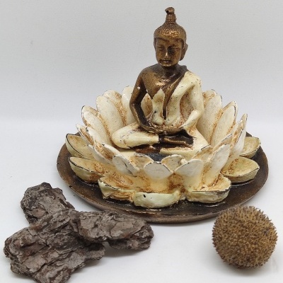 Estátua de Buda em cerâmica com suporte floral, casca de árvore e bola seca