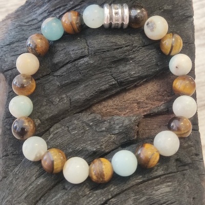 Pulseira com contas redondas azuis, bege e castanho com detalhe metálico prateado