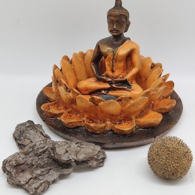 Estátua de Buda em cerâmica laranja e castanha com base redonda e objetos decorativos