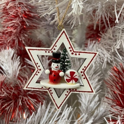 Decoração natalícia em forma de estrela com boneco de neve e árvore de Natal