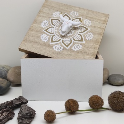 Caixa decorativa branca com tampa de madeira com padrão branco e figura de touro 3D