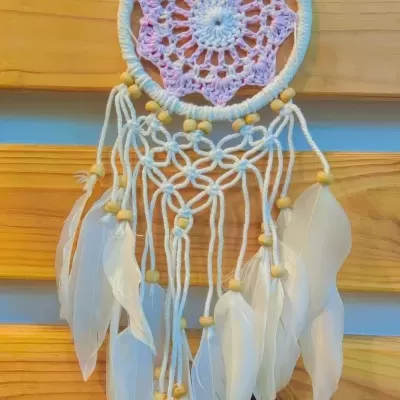 Apanhador de sonhos com croché lilás e branco, penas e contas de madeira
