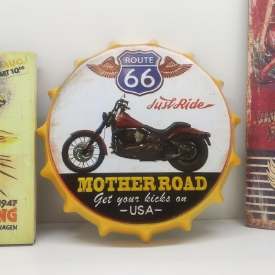 Plaqueta decorativa formato tampa de garrafa com mota e texto Route 66