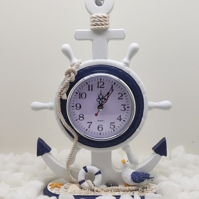 Relógio decorativo formato leme de navio com elementos marítimos e base azul e branca