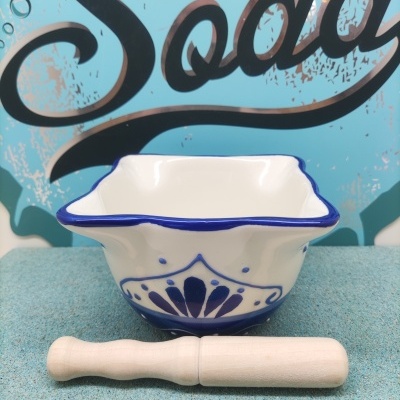 Mortaio quadrado cerâmico branco com decoração azul e pilão de madeira