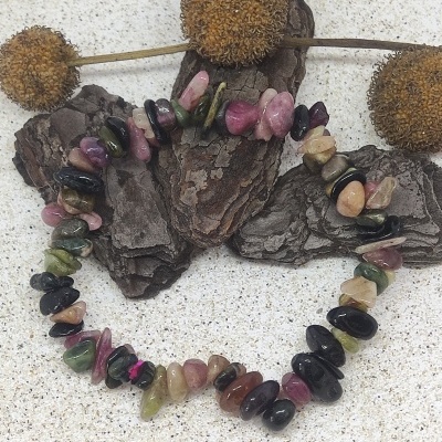 Pulseira de pedras naturais multicoloridas sobre cascas de madeira