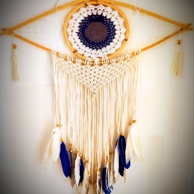 Pendente de parede decorativo em macramé com penas brancas e azuis