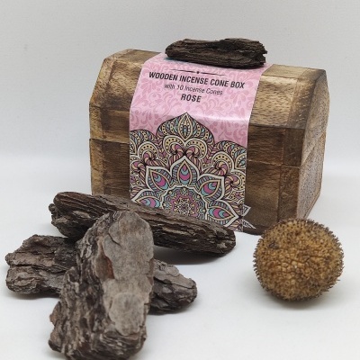Caixa de madeira para cones de incenso decorativa com etiqueta cor-de-rosa e cones em fundo branco