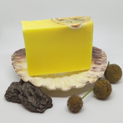 Sabonete amarelo em concha com decoração natural