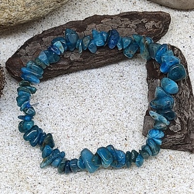 Pulseira de pedras azuis sobre casca e areia