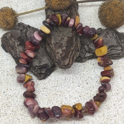 Pulseira de pedras irregulares em vários tons