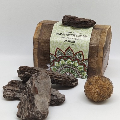 Caixa de madeira para incenso com cones de jasmim, cascas e esfera marrom
