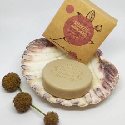 Sabonete jasmin branco em concha com embalagem de papel castanho e flores secas