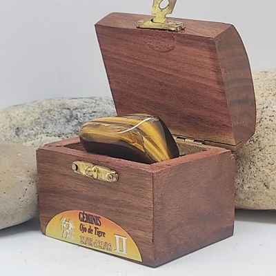 Caixa de madeira com pedra olho de tigre e etiqueta GEMINIS