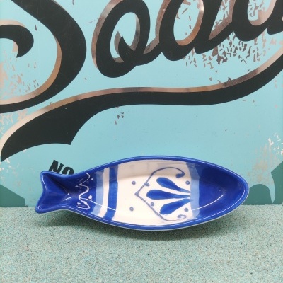 Prato de cerâmica azul e branco em forma de peixe com padrão decorativo