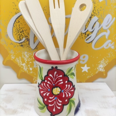 Utensílios de cozinha em madeira dentro de suporte de cerâmica decorado com padrão floral