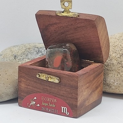 Caixa de madeira com pedra Jaspe Sardo e etiqueta Escorpião