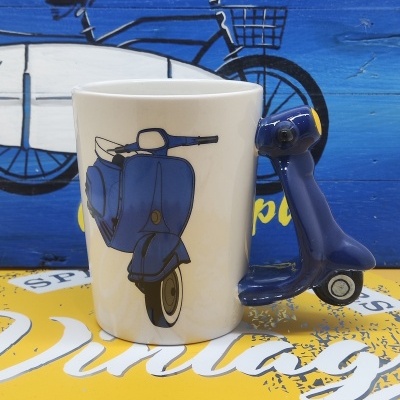 Caneca branca com estampa de mota azul e asa em forma de mota 3D azul