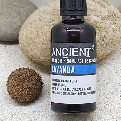 Frasco de óleo essencial de lavanda ANCIENT com pedras ao fundo