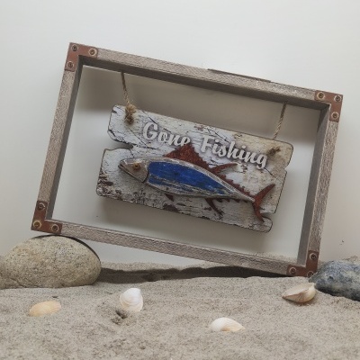 Placa decorativa de madeira com moldura rústica e peixe pendurado