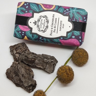 Sabonete embalado com padrão floral acompanhado por pedaços de casca e bolbos espinhosos