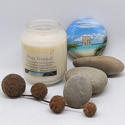 Vela aromática Praia Tropical em frasco de vidro com pedras e decoração de praia