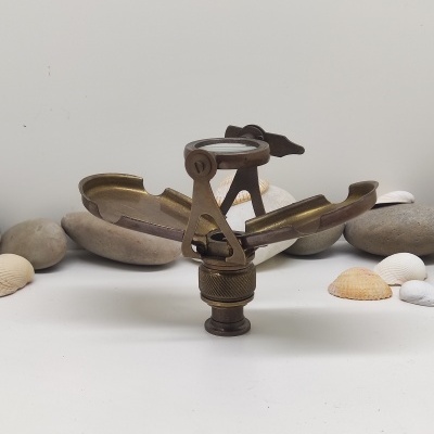 Fogareiro portátil metálico com três braços dobráveis em bronze