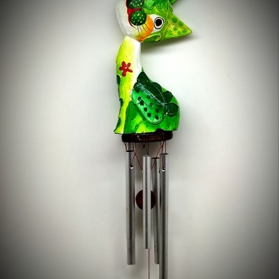 Sino dos ventos decorativo em forma de gato verde e branco.