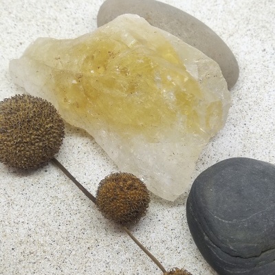 Pedras e ramo seco sobre superfície clara