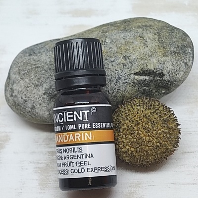 Frasco de óleo essencial de mandarina com pedra e semente