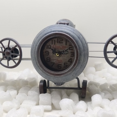 Relógio de mesa em forma de avião vintage cinzento sobre espuma branca