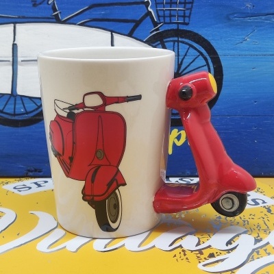 Caneca branca com scooter vermelha impressa e puxador 3D de scooter