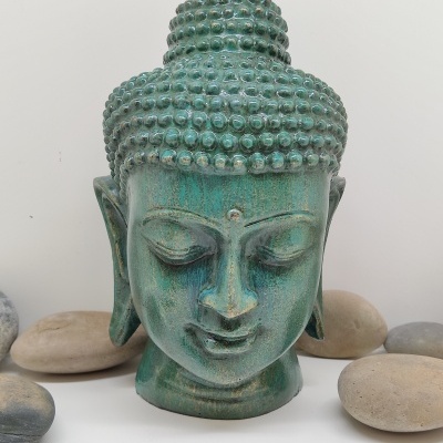 Escultura da cabeça de Buda verde com pedras decorativas