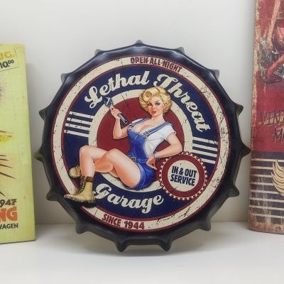 Chapa decorativa vintage formato tampa garrafa com mulher loira e texto Lethal Threat Garage