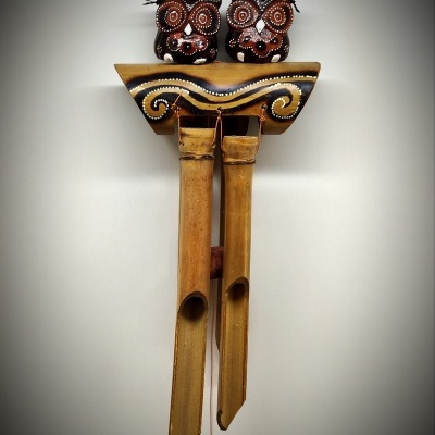 Peça decorativa pendurada com duas corujas em madeira e tubos de bambu