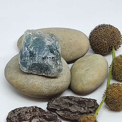 Pedras naturais, cascas de madeira e frutos secos num fundo branco