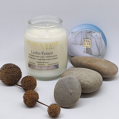 Vela perfumada Heart & Home com pedras e papel decorativo com veleiro