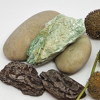 Pedaços de pedra e elementos naturais sobre fundo branco