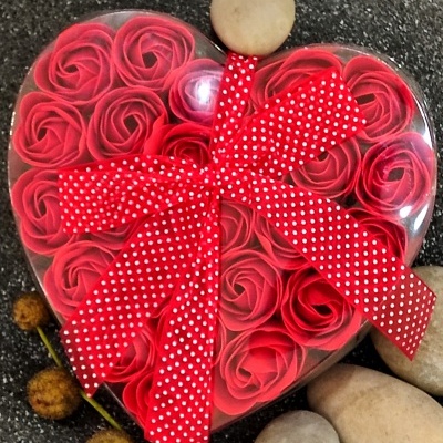 Caixa coração com flores de tecido vermelhas e laço vermelho com pontos brancos