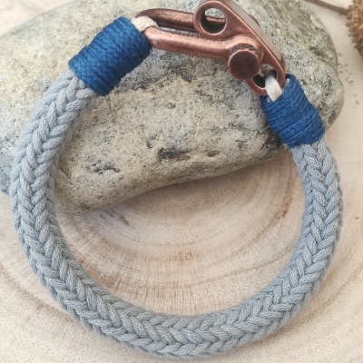 Pulseira de corda cinzenta com fecho cobre e detalhes azul