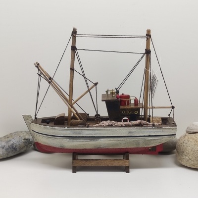 Modelo decorativo de barco de pesca em madeira com detalhes em cordas e suporte