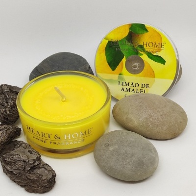 Vela aromática amarela HEART & HOME com tampa ilustrada de limão e pedras decorativas