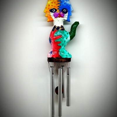 Sino de vento decorativo em forma de gato colorido com tubos metálicos