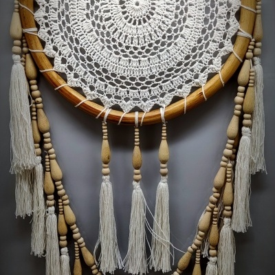 Filtro dos sonhos com aro de madeira, renda branca e franjas com contas de madeira